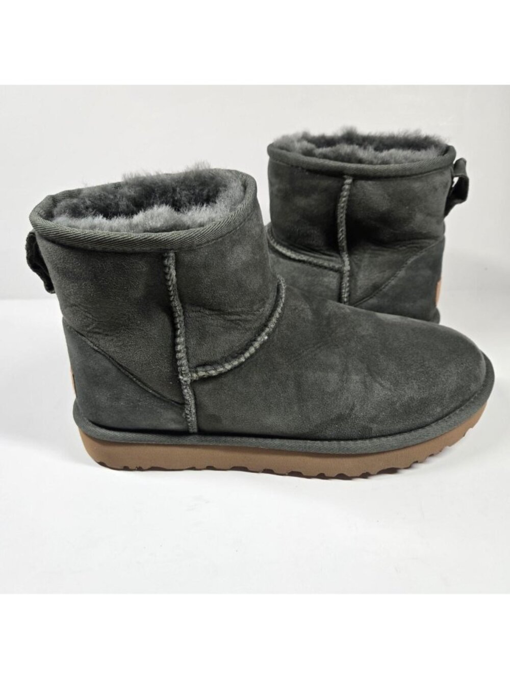 New UGG Classic Mini Shearling Boots in pine green. size 9.
